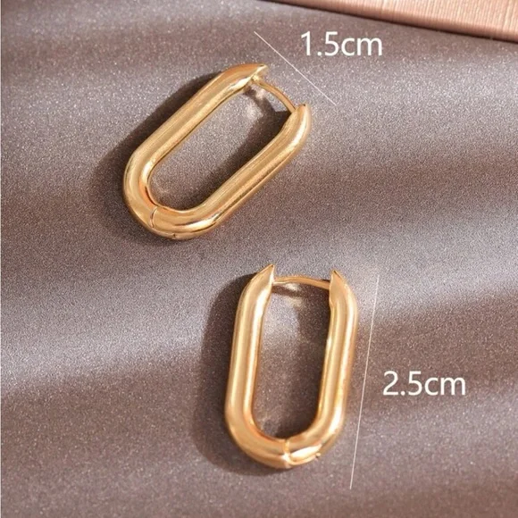 Minimalist Gold Huggie Hoop Earrings - Picture 3 of 5